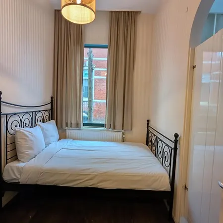 Authentic Townhouse Apartment *